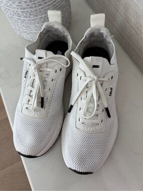 TRUE All Day Knit Four Lace Up Sneakers Men's Sz 9.5M
Women's 11M